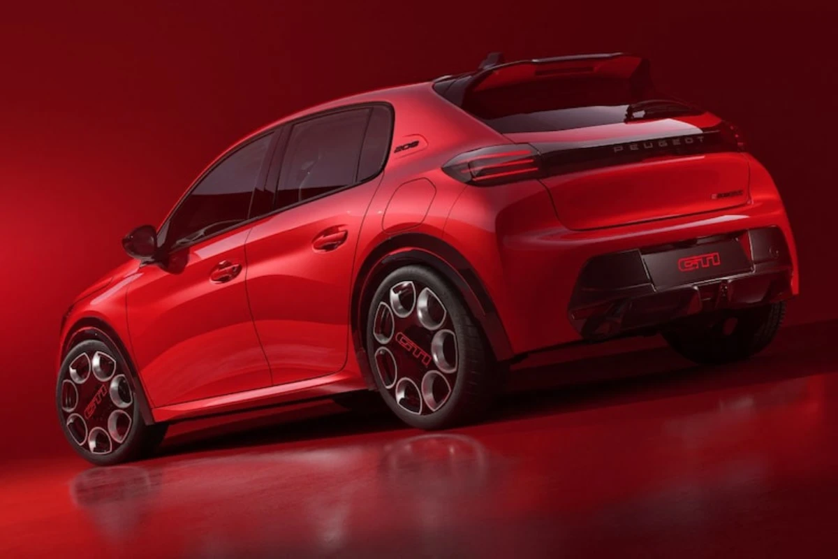 Volledig zijprofiel aanzicht van 2026 Peugeot e-208 GTi met complete voertuig proporties, verlaagde houding, uitlopende wielkasten, GTi wielen, en sportieve zijstyling