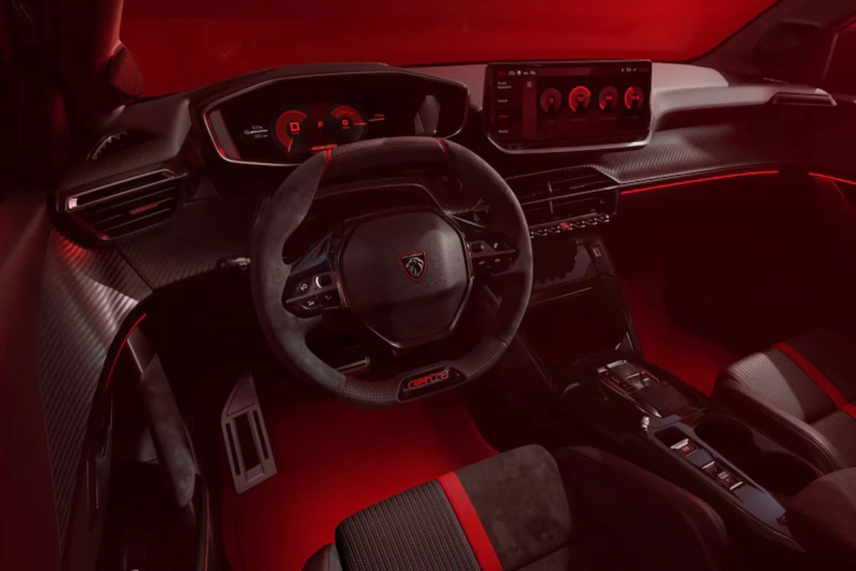 Dashboard aanzicht van 2026 Peugeot e-208 GTi met digitaal instrumentencluster met rode graphics, centraal touchscreen, versnellingspook, en premium interieur materialen