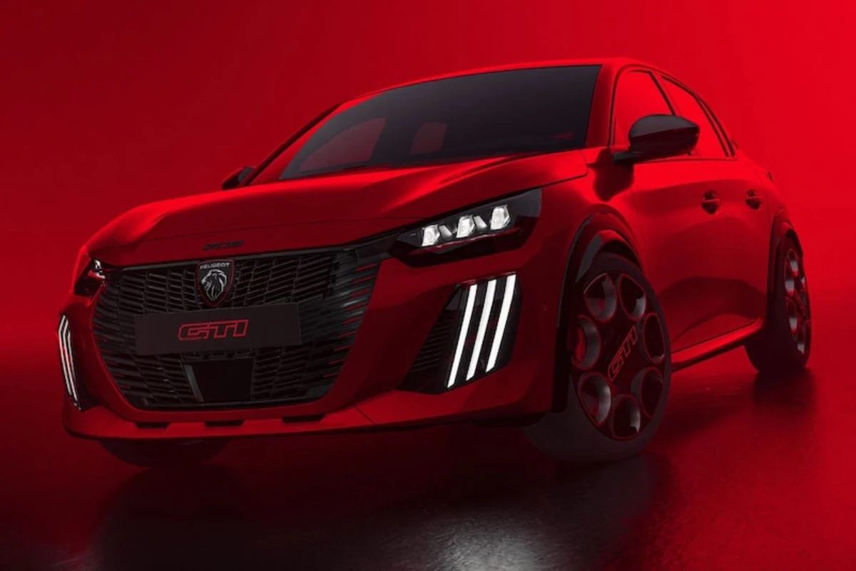Driekwart vooraanzicht van 2026 Peugeot e-208 GTi in helderrood met verlaagde ophanging, brede wielkasten, GTi wielen, en sportief voorkant ontwerp