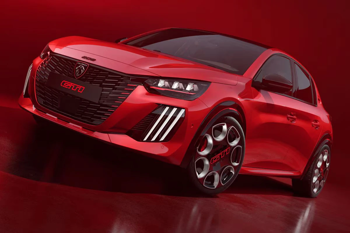 Dynamisch hoek aanzicht van 2026 Peugeot e-208 GTi in beweging-stijl fotografie met prestatie houding, GTi wielen, en complete exterieur modificaties