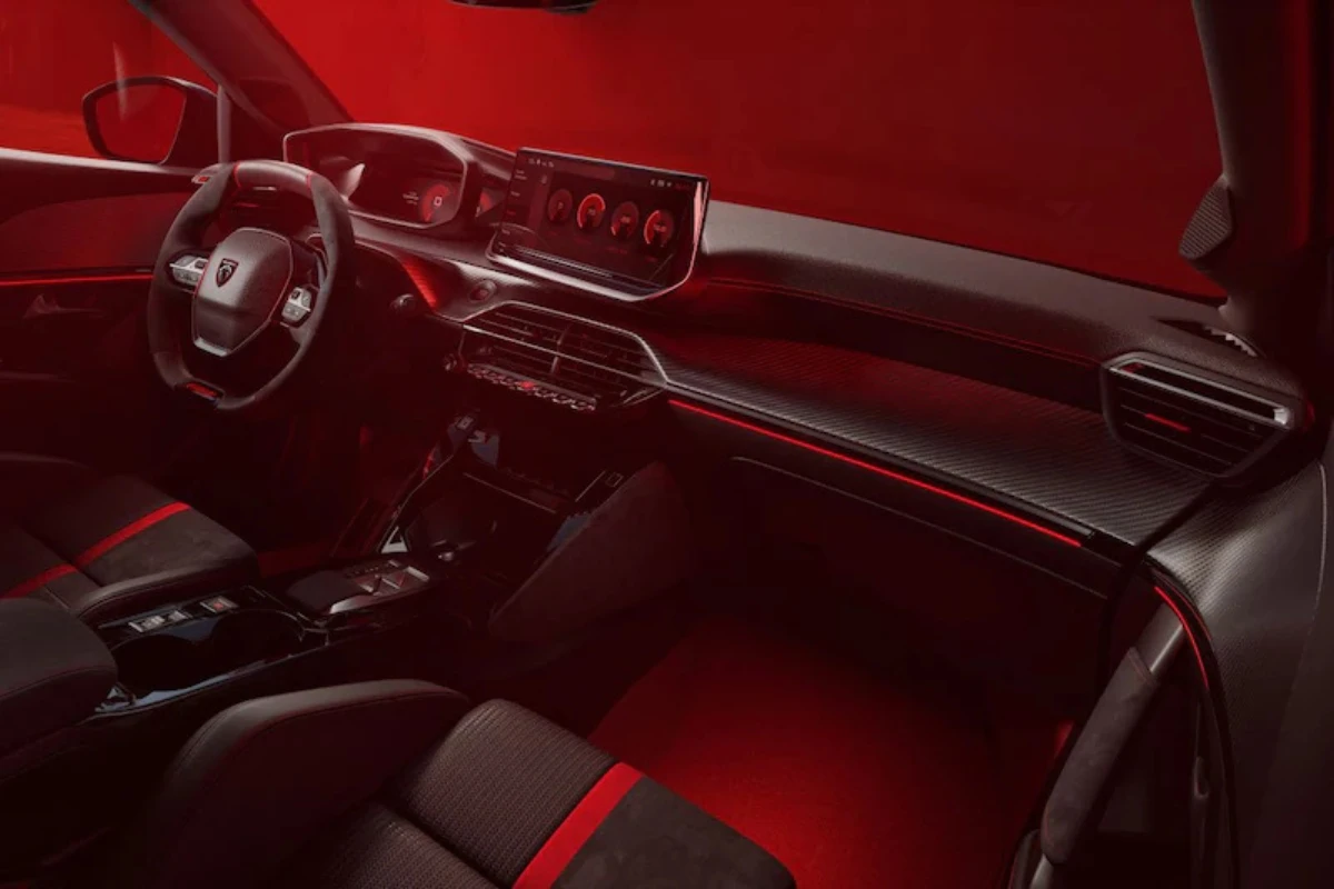 Groothoek aanzicht van 2026 Peugeot e-208 GTi voorinterieur met complete cockpit indeling, rode sfeerverlichting, stuurwiel, dashboard, en voorstoelen