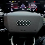 Gedetailleerd zicht op het stuurwiel van de 2026 Audi A6 met touch-gevoelige bedieningspanelen