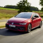Golf GTI Edition 50 in Tornado Rood Racend Over Landweg