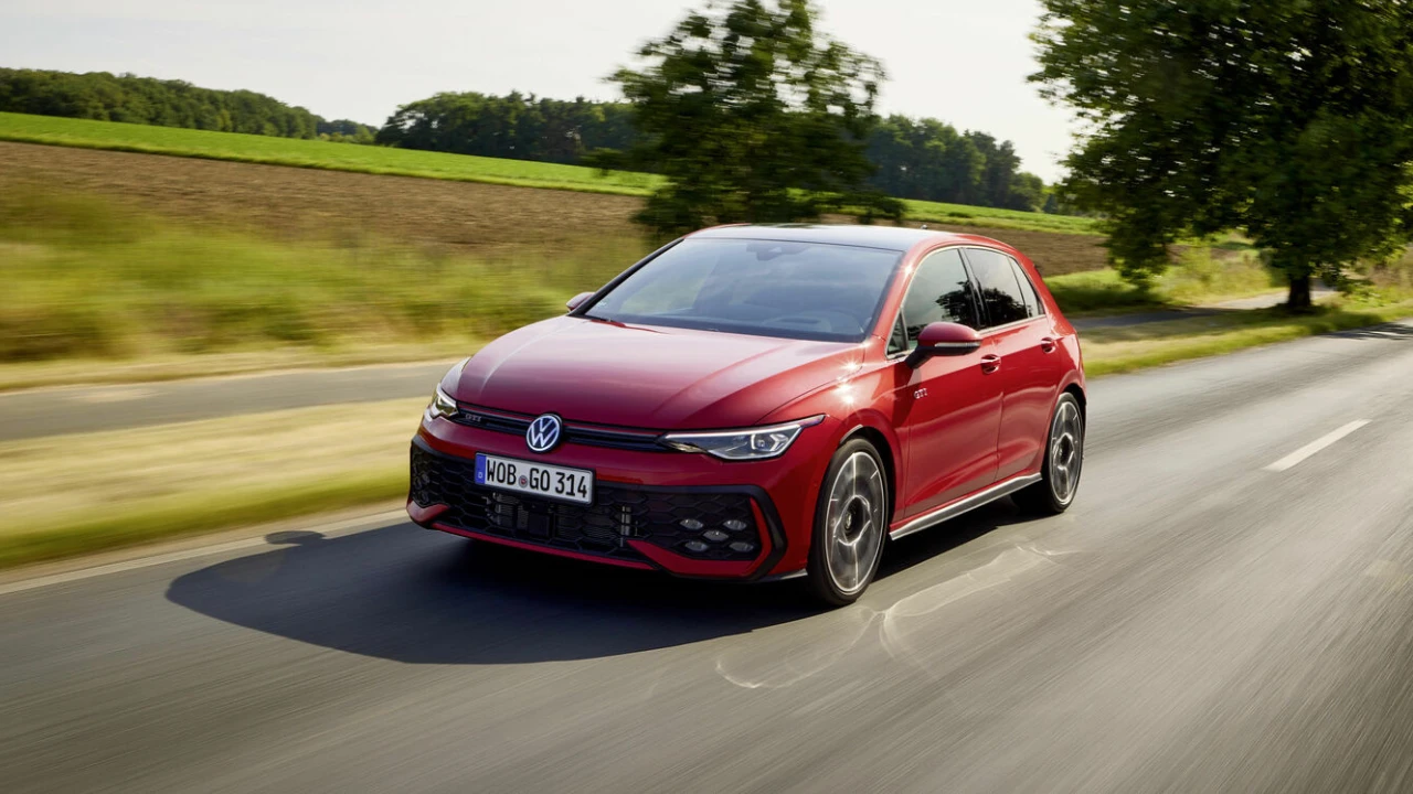 Golf GTI Edition 50 in Tornado Rood Racend Over Landweg