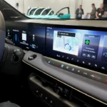 Groot infotainmentsysteem in de Nissan Leaf uit 2026 met ingebouwde Google-integratie, navigatie en uitgebreide connectiviteit