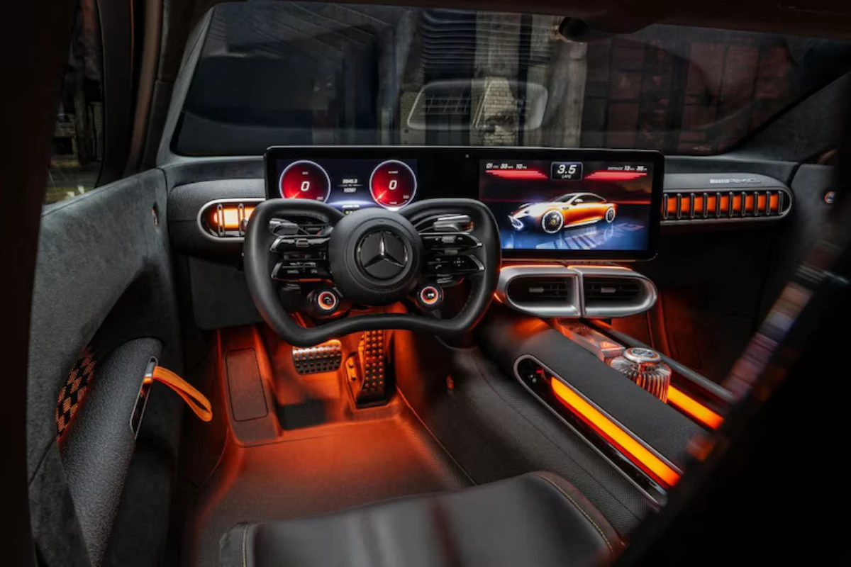 Mercedes-AMG GT XX Concept Interieur met Formule-Stijl Stuurwiel en Dubbele Displays