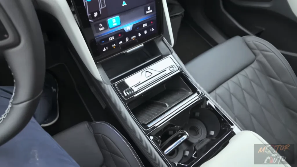 Middenconsole opbergvakken van de 2025 Ford Capri met organisatiekenmerken en draadloos oplaadgebied