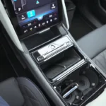Middenconsole opbergvakken van de 2025 Ford Capri met organisatiekenmerken en draadloos oplaadgebied