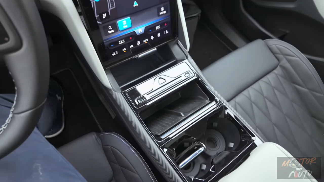 Middenconsole opbergvakken van de 2025 Ford Capri met organisatiekenmerken en draadloos oplaadgebied