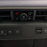 Moderne dashboard indeling van de 2026 Nissan Leaf met elektronische versnellingsselectie (P-R-N-D), fysieke bedieningselementen en e-Step één-pedaal rijknop