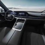 Interieur dashboard zicht van Omoda 09 met 24,6-inch gebogen touchscreen display, premium Nappa leren stoelen, modern stuurwiel en minimalistische cabine ontwerp met sfeerverlichting