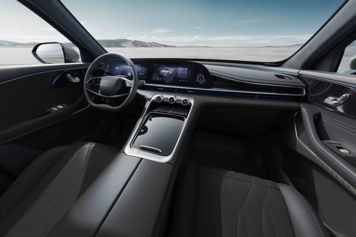 Interieur dashboard zicht van Omoda 09 met 24,6-inch gebogen touchscreen display, premium Nappa leren stoelen, modern stuurwiel en minimalistische cabine ontwerp met sfeerverlichting