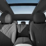 Interieur zicht van Omoda 09 met grote 1,3-meter panorama schuifdak, gequilte Nappa leren stoelen met diamant stiksel patroon, Sony speakers in hoofdsteunen en ruime vijf-passagiers cabine