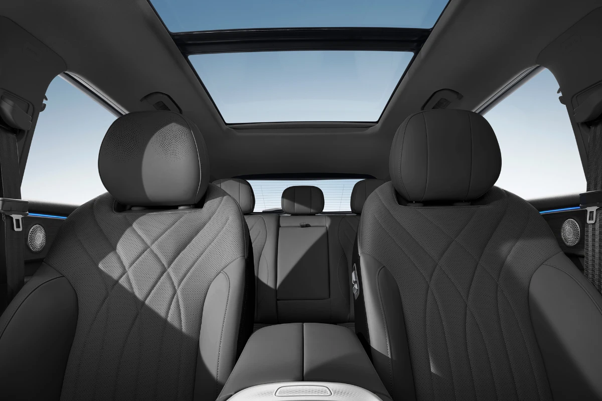 Interieur zicht van Omoda 09 met grote 1,3-meter panorama schuifdak, gequilte Nappa leren stoelen met diamant stiksel patroon, Sony speakers in hoofdsteunen en ruime vijf-passagiers cabine