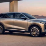Zijprofiel van champagne gouden Omoda 09 hybride SUV met 20-inch lichtmetalen velgen, moderne LED verlichting en gestroomlijnde coupé-achtige daklijn tegen zonsondergang achtergrond