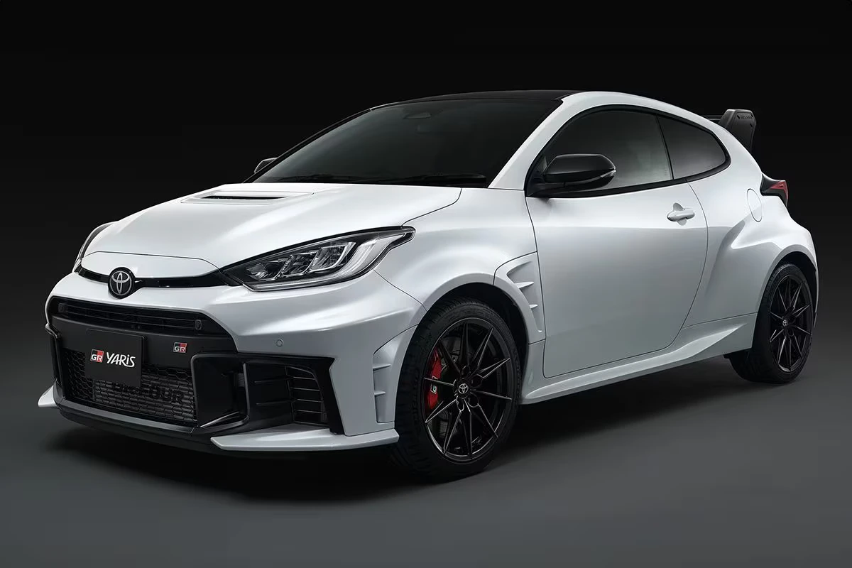 Toyota GR Yaris Aero Performance Driekwart Vooraanzicht in Wit