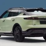 Achter driekwart aanzicht van mintgroene Voyah Courage elektrische SUV met VOYAH-branding, pijlvormige LED-achterlichten en aerodynamisch achterontwerp