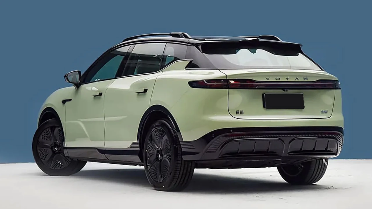 Achter driekwart aanzicht van mintgroene Voyah Courage elektrische SUV met VOYAH-branding, pijlvormige LED-achterlichten en aerodynamisch achterontwerp