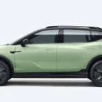 Zijaanzicht van mintgroene Voyah Courage elektrische SUV met zwart dak, aerodynamisch ontwerp, verborgen deurgrepen en kenmerkend wielpatroon tegen witte achtergrond