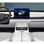 Interieurzicht van Voyah Courage elektrische SUV met wit dashboard, groot OLED-touchscreen, minimalistisch ontwerp, stuurwiel met Voyah-logo en premium cabine-materialen