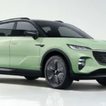 Voor hoekig aanzicht van mintgroene Voyah Courage elektrische SUV met V-vormige grille, LED-verlichtingselementen en premium SUV-ontwerptaal