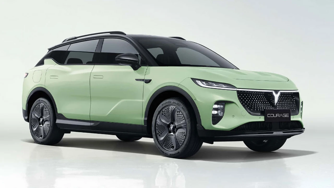 Voor hoekig aanzicht van mintgroene Voyah Courage elektrische SUV met V-vormige grille, LED-verlichtingselementen en premium SUV-ontwerptaal