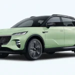 Voor driekwart aanzicht van mintgroene Voyah Courage elektrische SUV met verlichte LED dot matrix grille, OLED koplampen en moderne SUV-verhoudingen