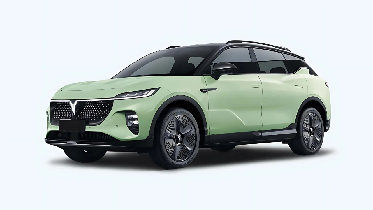 Voor driekwart aanzicht van mintgroene Voyah Courage elektrische SUV met verlichte LED dot matrix grille, OLED koplampen en moderne SUV-verhoudingen