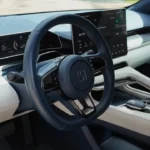 Zeekr 001 bestuurders cockpit zicht met stuurwiel met touch bediening, modern dashboard design, en premium interieur afwerking met panoramisch dak