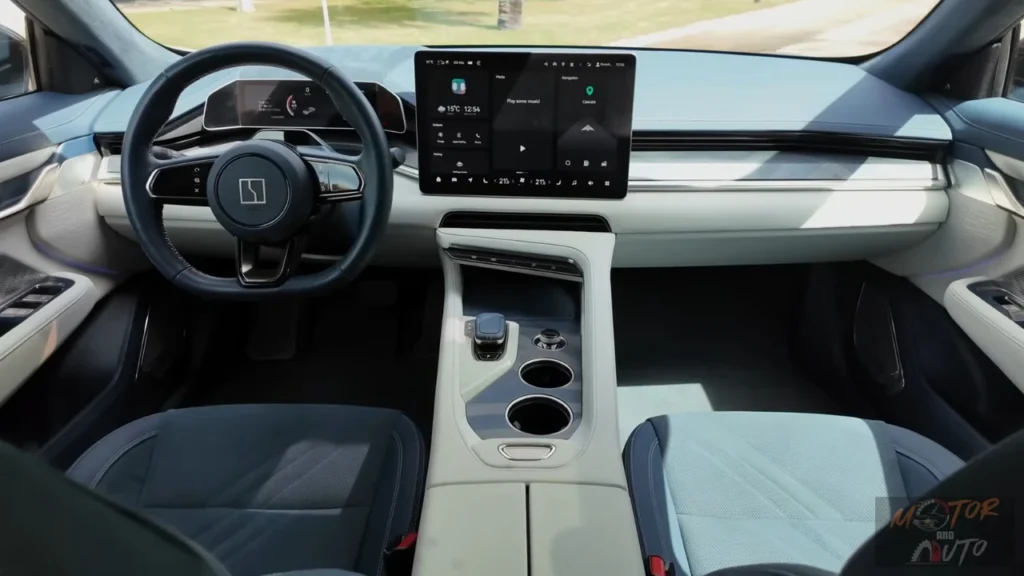 Zeekr 001 elektrische voertuig dashboard met groot touchscreen display, digitaal instrumentencluster, stuurwiel met haptische bediening, en premium interieurmaterialen in blauw en crème kleuren