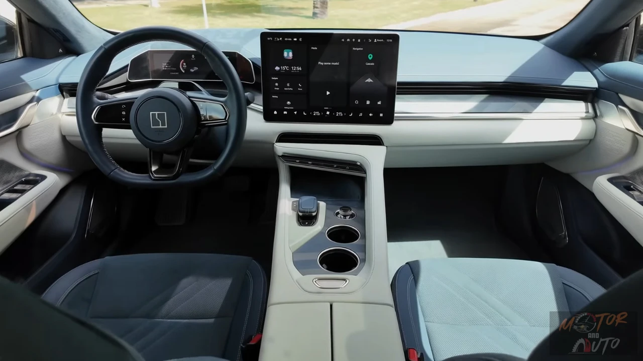 Zeekr 001 elektrische voertuig dashboard met groot touchscreen display, digitaal instrumentencluster, stuurwiel met haptische bediening, en premium interieurmaterialen in blauw en crème kleuren