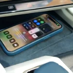 Zeekr 001 draadloos oplaadpaneel in middenconsole met smartphone gepositioneerd voor draadloos opladen, toont handige connectiviteits functies