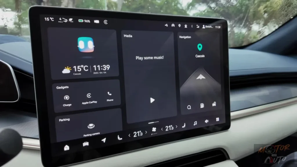 Zeekr 001 hoofd touchscreen display met weerinformatie, mediabediening, navigatie interface, en klimaatbediening instellingen in een gebruiksvriendelijke lay-out