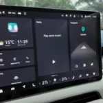 Zeekr 001 hoofd touchscreen display met weerinformatie, mediabediening, navigatie interface, en klimaatbediening instellingen in een gebruiksvriendelijke lay-out