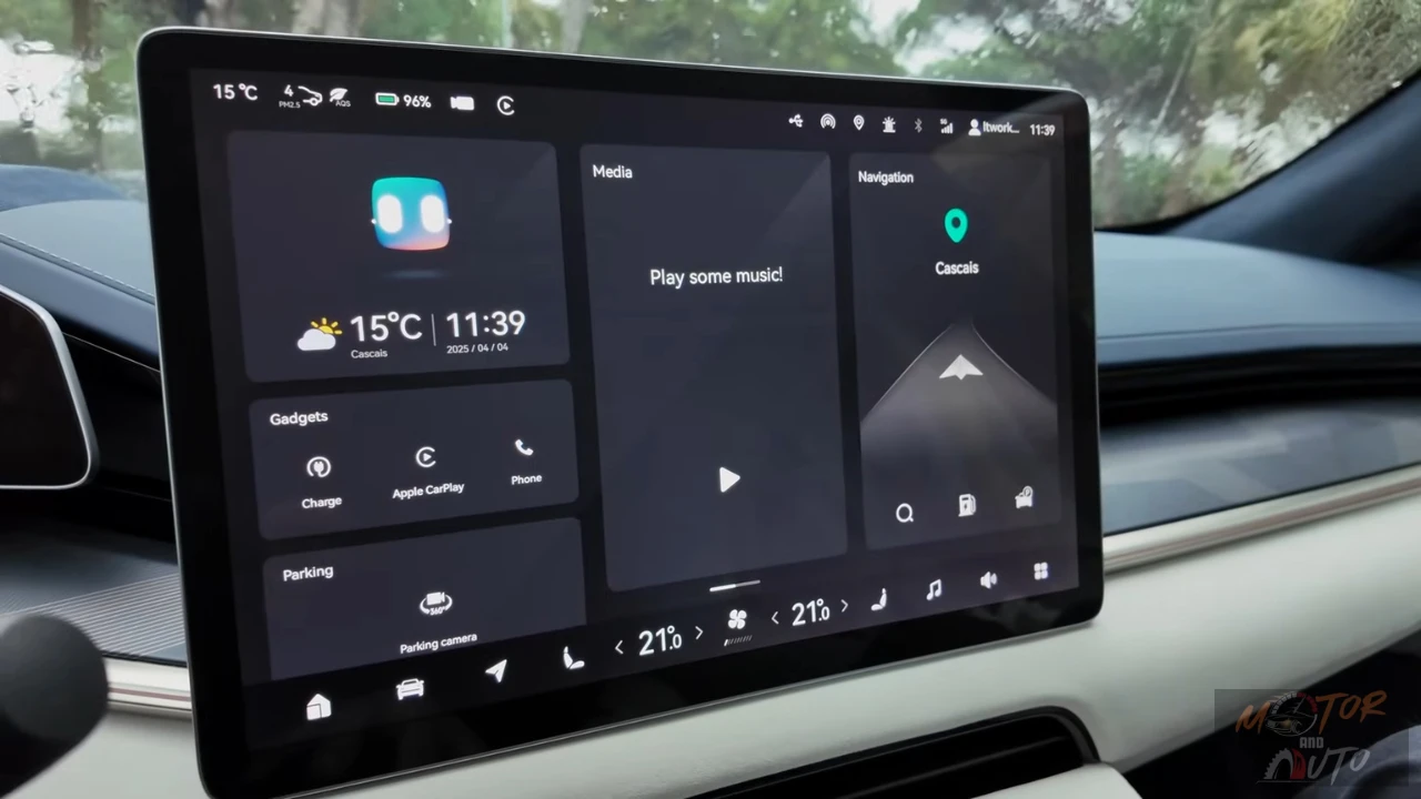 Zeekr 001 hoofd touchscreen display met weerinformatie, mediabediening, navigatie interface, en klimaatbediening instellingen in een gebruiksvriendelijke lay-out
