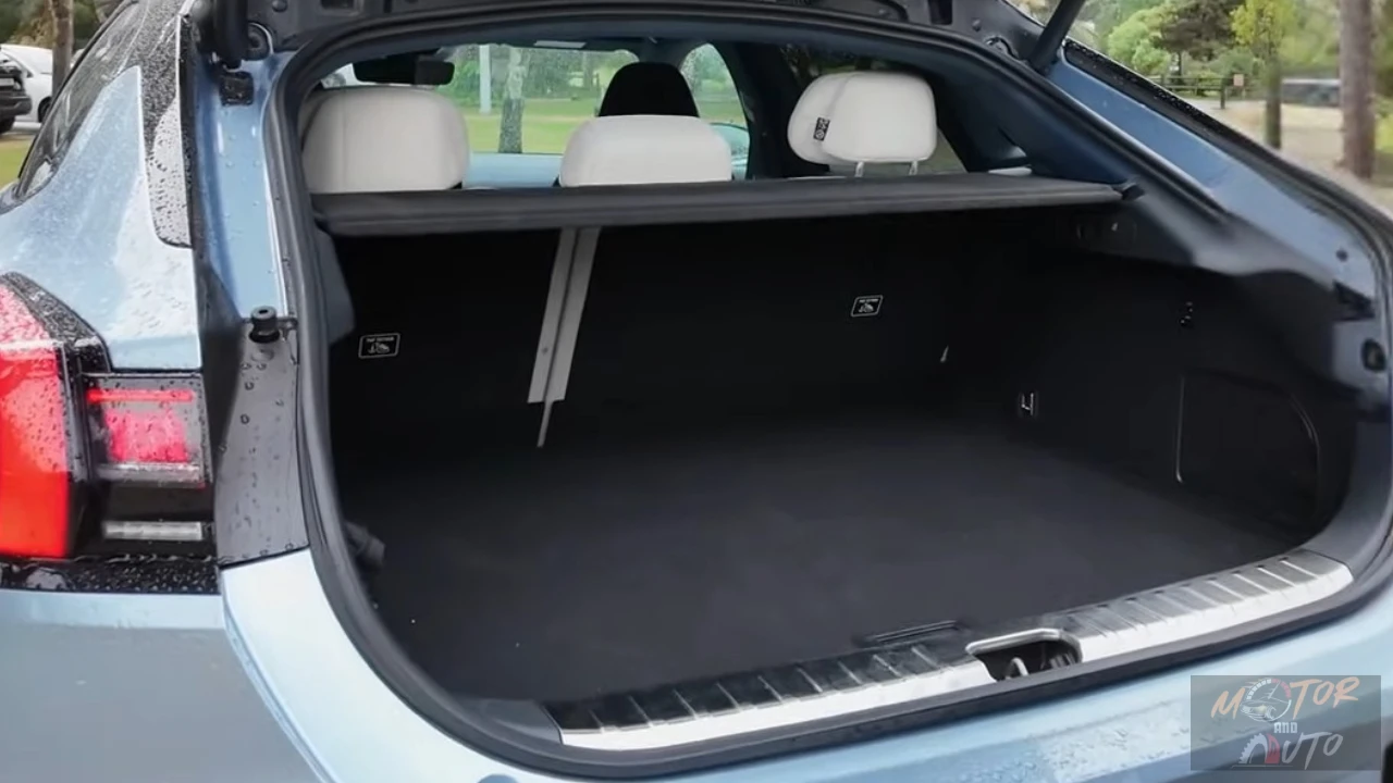 Zeekr 001 met open kofferbak toont 539-liter laadruimte, elektrische achterklep bediening, praktische laadhoogte, en ruime interieur met achterbank zichtbaar