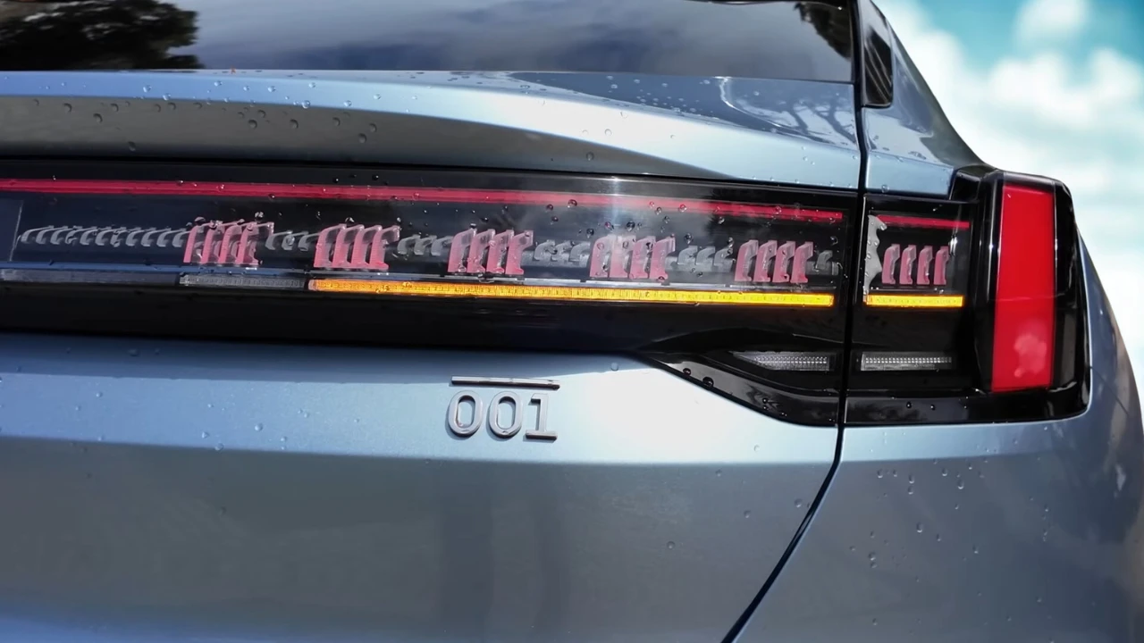 Zeekr 001 achterlicht detail toont LED technologie, doorlopende lichtstrip, richtingaanwijzer elementen, en model badge