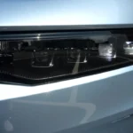 Gedetailleerde close-up van Zeekr 001 matrix LED koplamp toont geavanceerde verlichtingstechnologie, meerdere LED elementen, en precisie engineering in koplampbehuizing