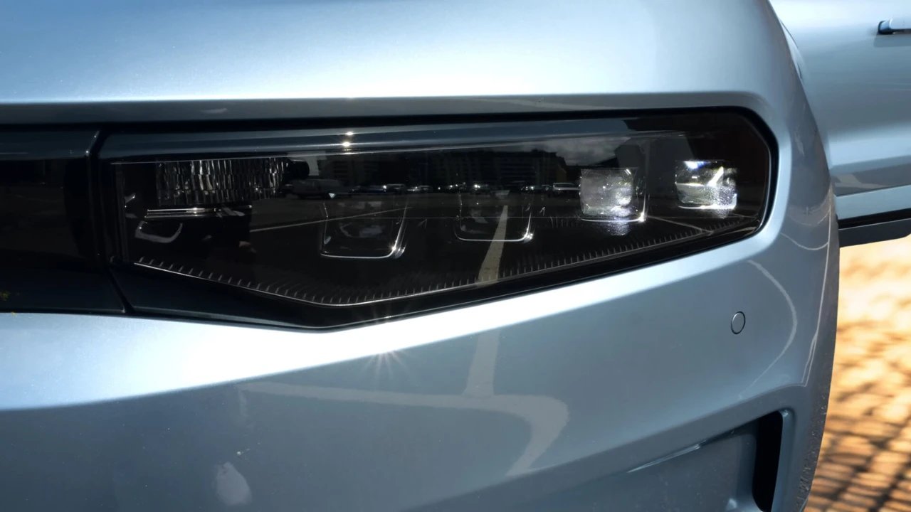 Gedetailleerde close-up van Zeekr 001 matrix LED koplamp toont geavanceerde verlichtingstechnologie, meerdere LED elementen, en precisie engineering in koplampbehuizing