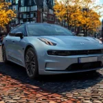 Zeekr 001 voor driekwart zicht toont gesplitst koplampendesign, moderne voorgrill, en slanke aerodynamische profiel op Amsterdam straat omzoomd met traditionele grachtenpanden