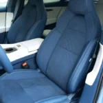 Zeekr 001 voorpassagiersstoel met premium blauw en wit materialen met geperforeerde oppervlakken, leren afwerking, en verstelbare hoofdsteun