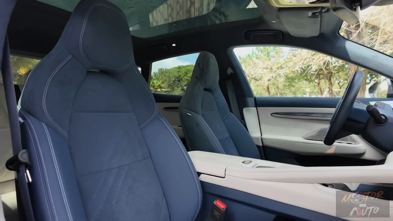 Zeekr 001 voor interieur panoramisch zicht met premium blauw en crème stoelmaterialen, vast panoramisch dak, en moderne cabine lay-out