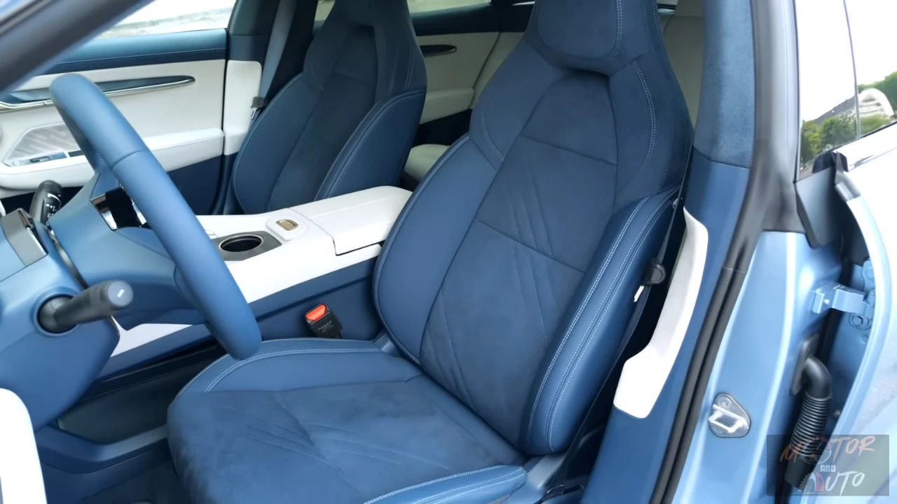 Zeekr 001 voorpassagiersstoel met premium blauw en wit materialen met geperforeerde oppervlakken, leren afwerking, en verstelbare hoofdsteun