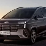 2025 Hyundai Stargazer Voorkant Driekwart Aanzicht - Gedurfd Hoekig Ontwerp