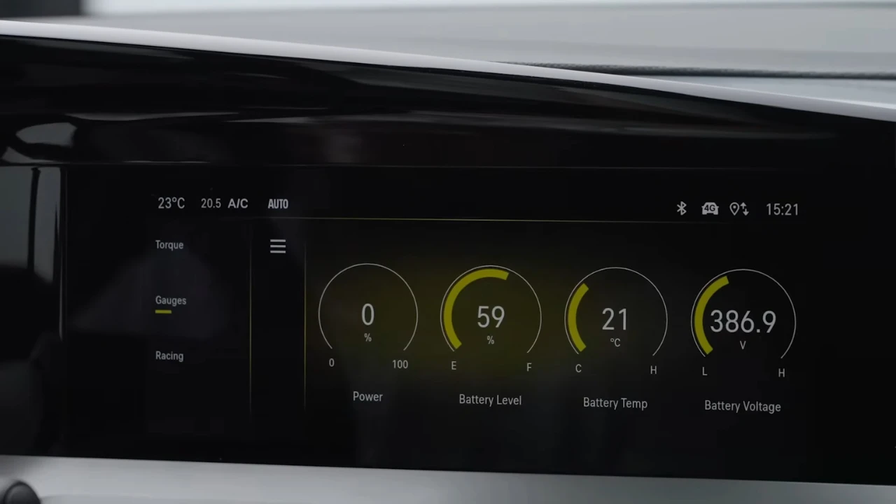 2025 Opel Mokka GSE Performance Display - Batterijdata & Racing Metrieken