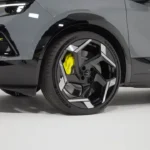 2025 Opel Mokka GSE Performance Wiel - Gele Remklauwen & 20-Inch Ontwerp