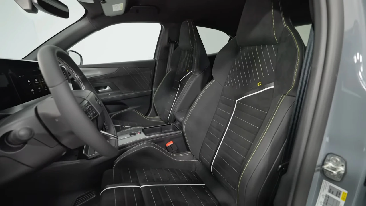 2025 Opel Mokka GSE Sportstoelen - Alcantara met Rally-Stijl Stiksels