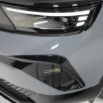 2025 Opel Mokka GSE Voorbumper Detail - Performance Badge & Agressieve Styling
