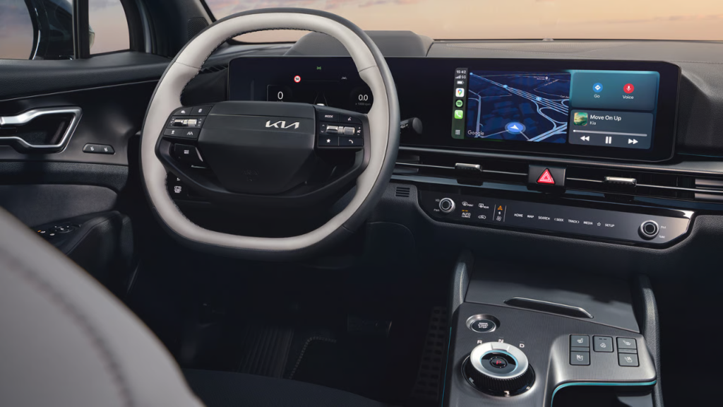 2026 Kia Sportage digitaal dashboard met navigatie kaart aan rechterkant, snelheidsmeter links, met Google Maps integratie en media bediening