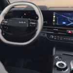 2026 Kia Sportage digitaal dashboard met navigatie kaart aan rechterkant, snelheidsmeter links, met Google Maps integratie en media bediening